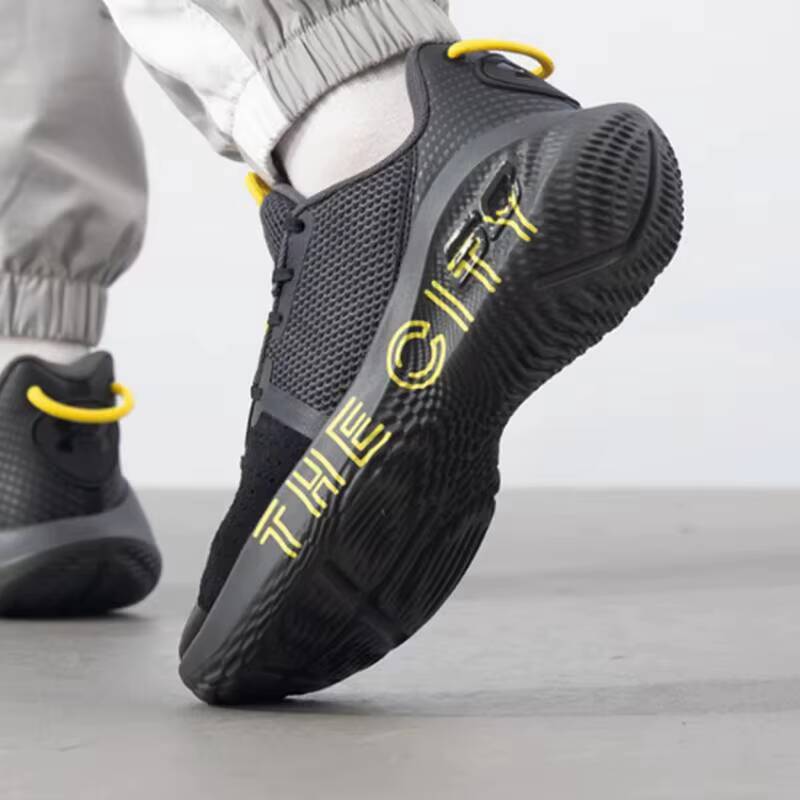Zapatillas de baloncesto origi - Men Shoes Under Armour reseña y precio